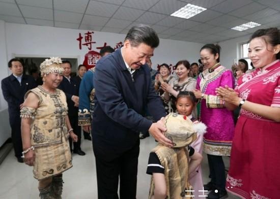 习近平登上黑瞎子岛 看望赫哲族群众