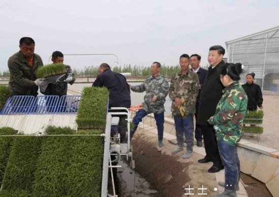 习近平登上黑瞎子岛 看望赫哲族群众