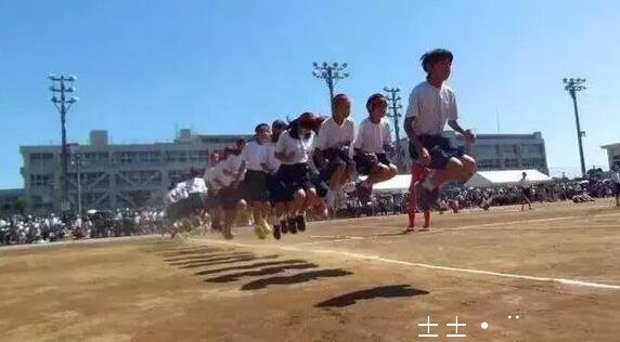 日本校园里的沙土跑道